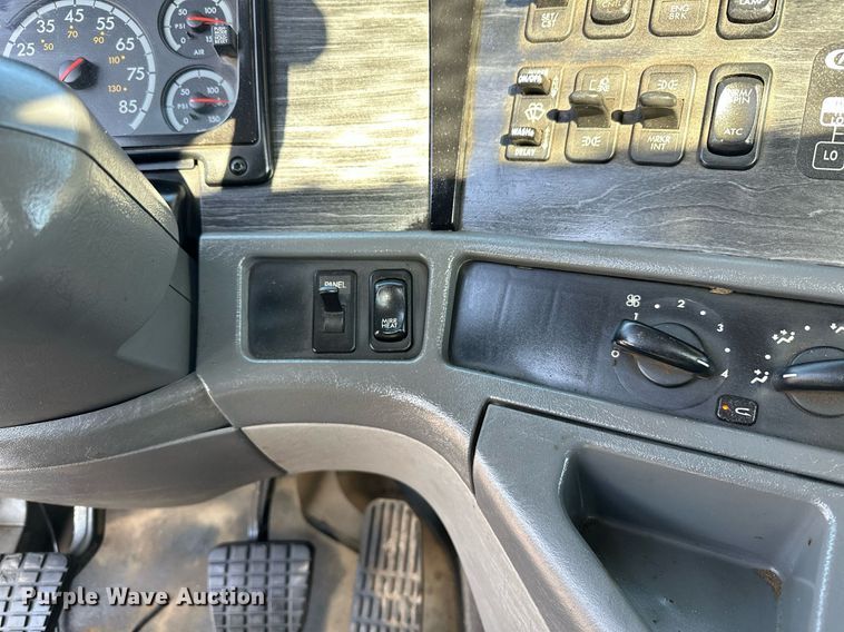 image for item KW9199 2007 Freightliner Columbia  flatbed truck