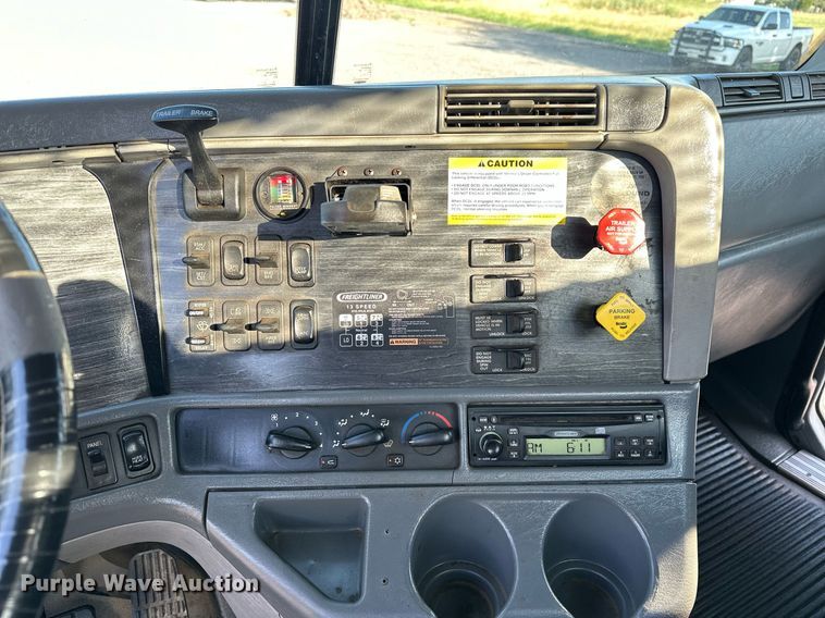 image for item KW9199 2007 Freightliner Columbia  flatbed truck