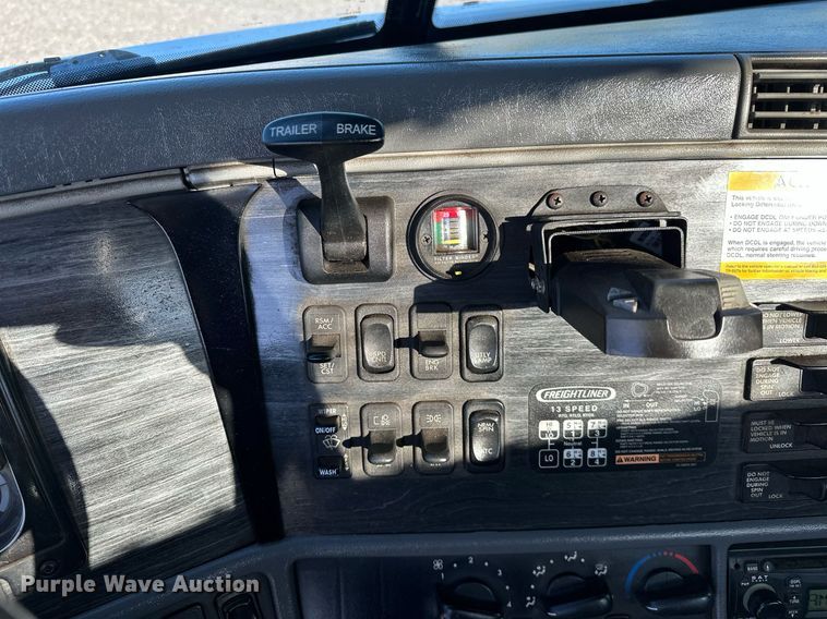 image for item KW9199 2007 Freightliner Columbia  flatbed truck