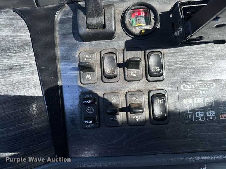 image for item KW9199 2007 Freightliner Columbia  flatbed truck