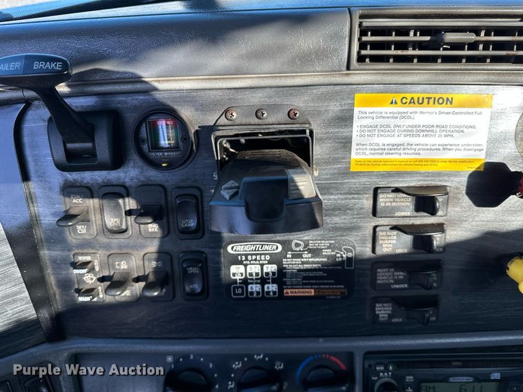 image for item KW9199 2007 Freightliner Columbia  flatbed truck