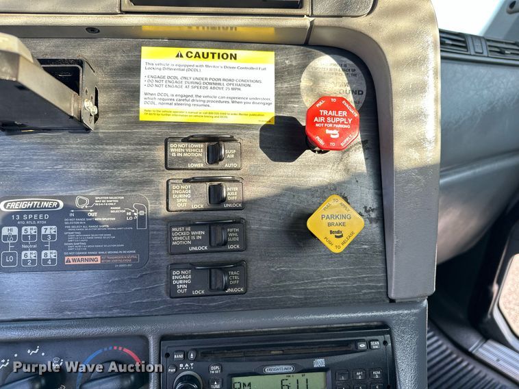 image for item KW9199 2007 Freightliner Columbia  flatbed truck