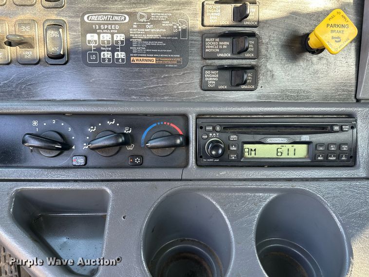 image for item KW9199 2007 Freightliner Columbia  flatbed truck