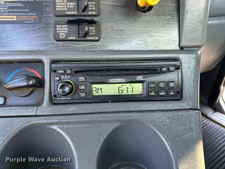 image for item KW9199 2007 Freightliner Columbia  flatbed truck