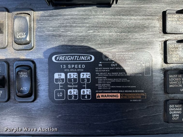 image for item KW9199 2007 Freightliner Columbia  flatbed truck