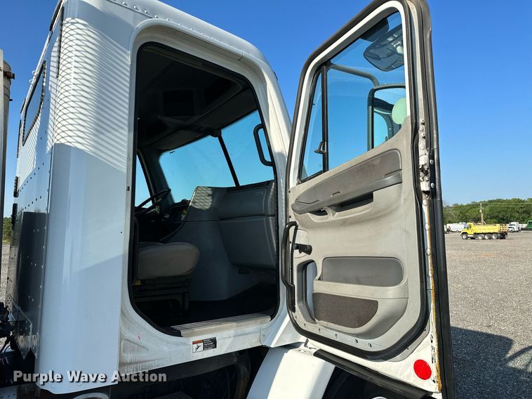 image for item KW9199 2007 Freightliner Columbia  flatbed truck