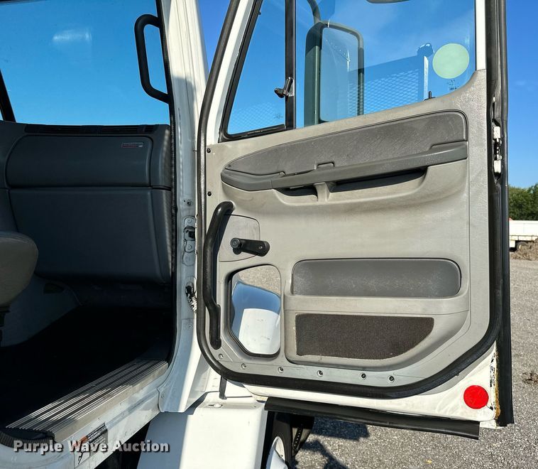 image for item KW9199 2007 Freightliner Columbia  flatbed truck