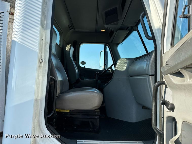 image for item KW9199 2007 Freightliner Columbia  flatbed truck