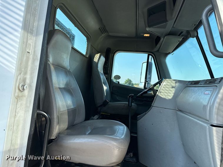 image for item KW9199 2007 Freightliner Columbia  flatbed truck