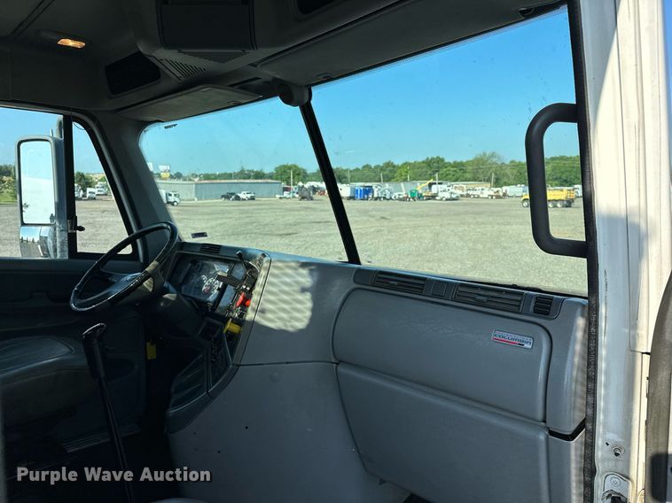 image for item KW9199 2007 Freightliner Columbia  flatbed truck