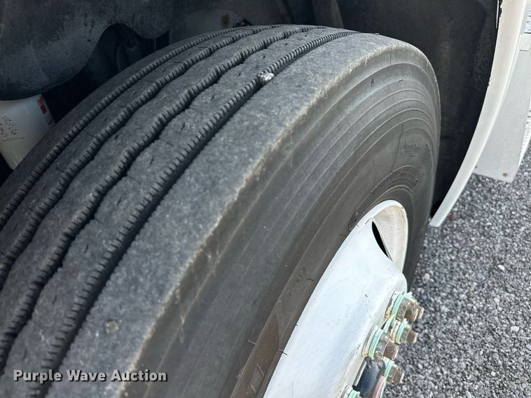 image for item KW9199 2007 Freightliner Columbia  flatbed truck