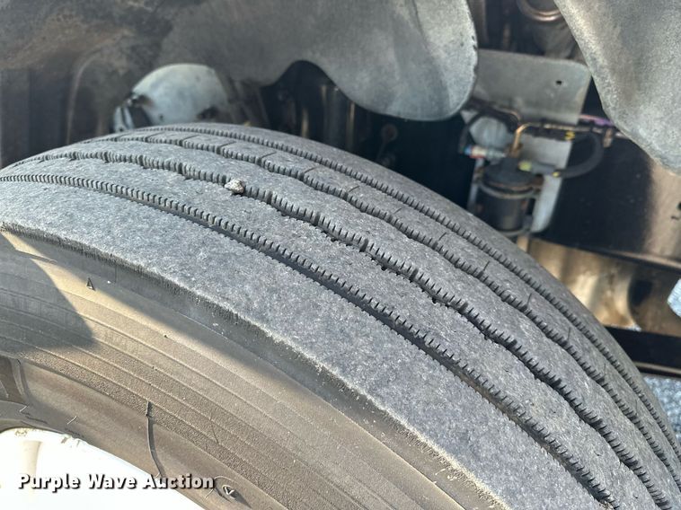 image for item KW9199 2007 Freightliner Columbia  flatbed truck