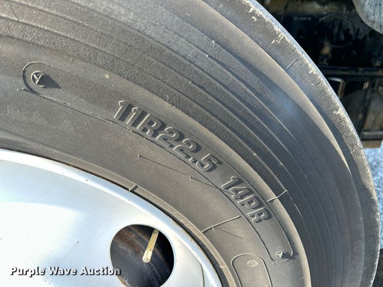 image for item KW9199 2007 Freightliner Columbia  flatbed truck