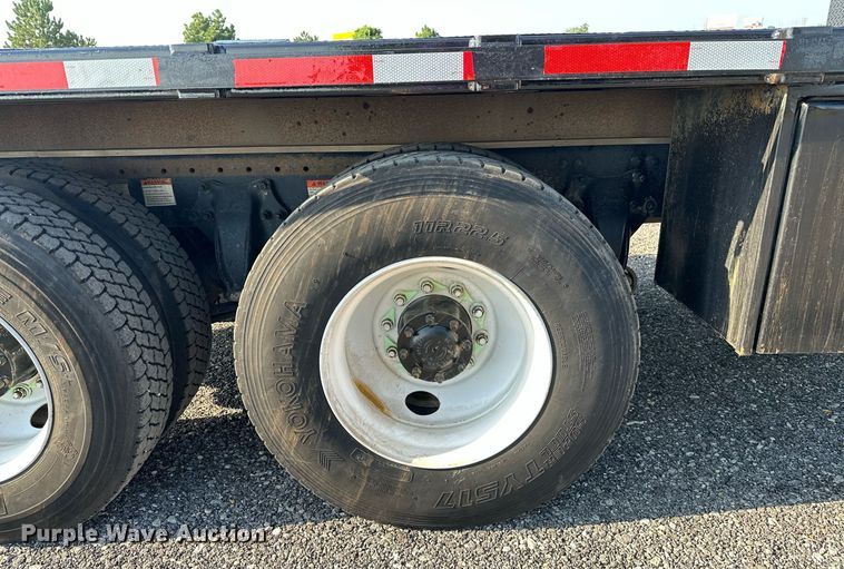 image for item KW9199 2007 Freightliner Columbia  flatbed truck