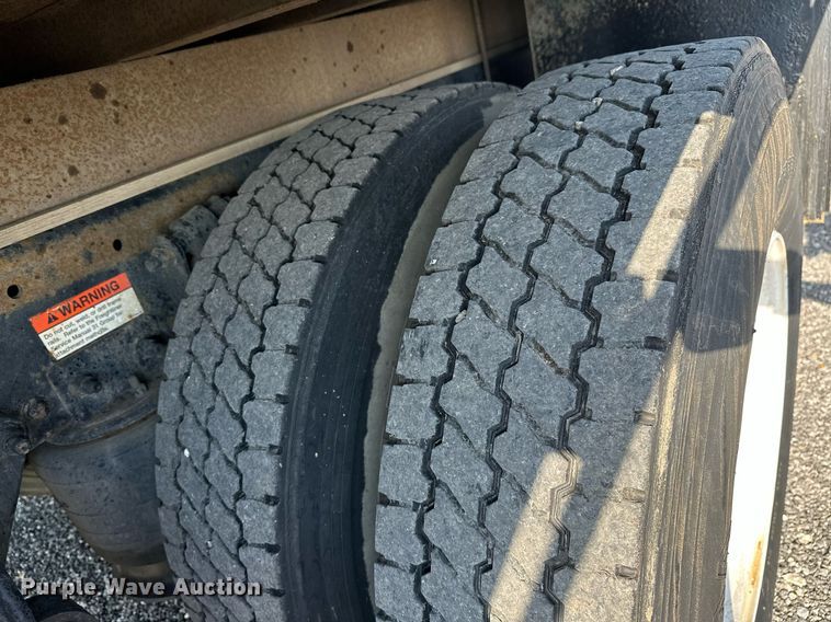 image for item KW9199 2007 Freightliner Columbia  flatbed truck