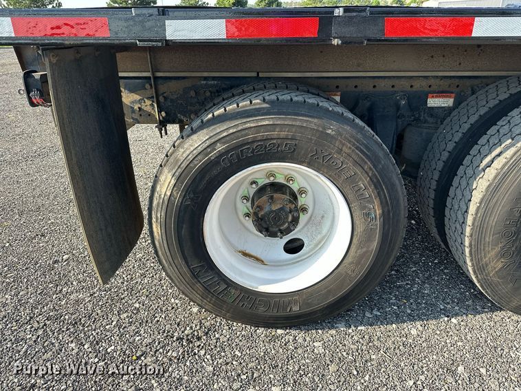 image for item KW9199 2007 Freightliner Columbia  flatbed truck