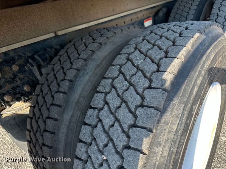 image for item KW9199 2007 Freightliner Columbia  flatbed truck