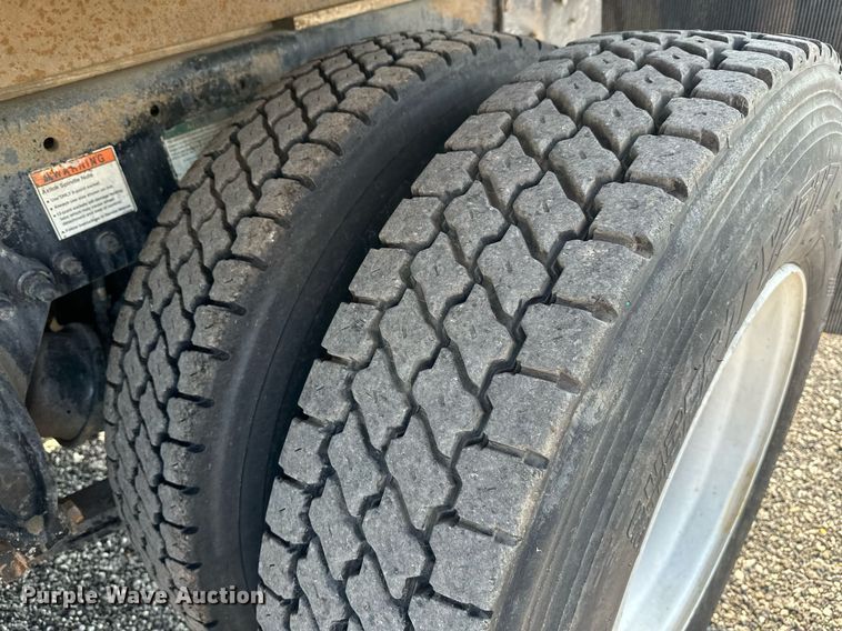 image for item KW9199 2007 Freightliner Columbia  flatbed truck