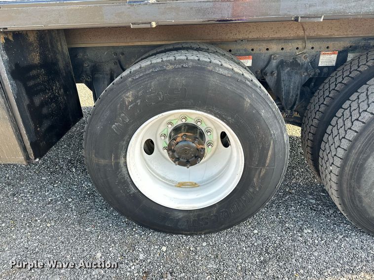 image for item KW9199 2007 Freightliner Columbia  flatbed truck