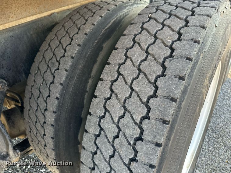 image for item KW9199 2007 Freightliner Columbia  flatbed truck