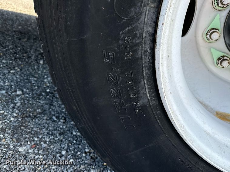 image for item KW9199 2007 Freightliner Columbia  flatbed truck