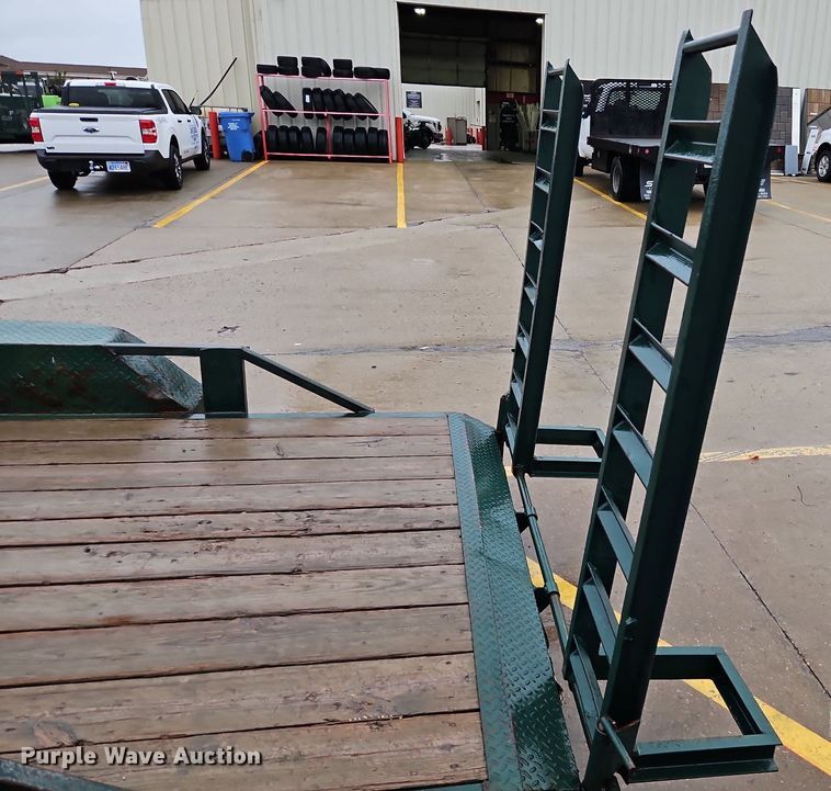 image for item LB9553 2001 CNBL  equipment trailer