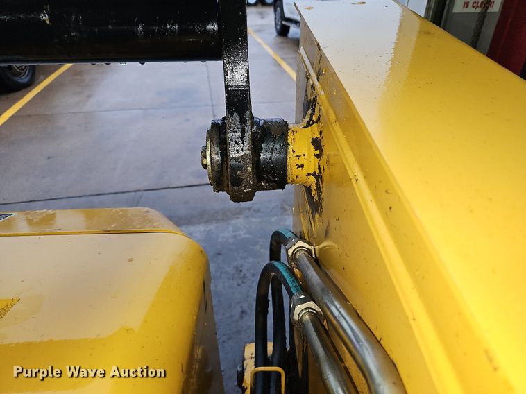 image for item LB9555 2007 John Deere 325  skid steer loader