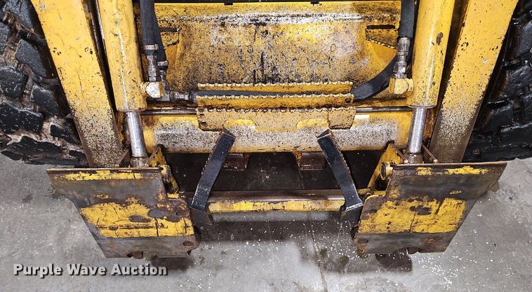 image for item LB9555 2007 John Deere 325  skid steer loader