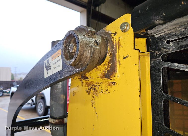 image for item LB9555 2007 John Deere 325  skid steer loader