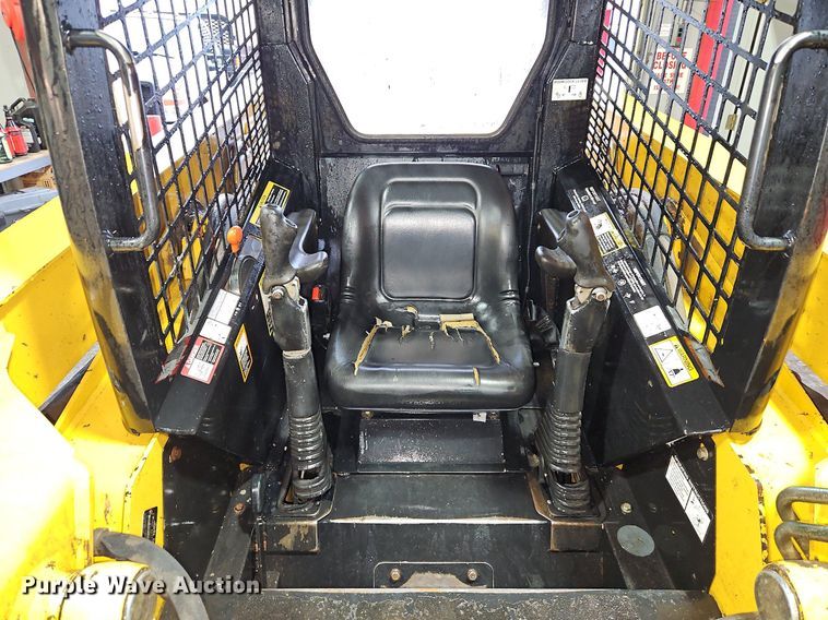 image for item LB9555 2007 John Deere 325  skid steer loader