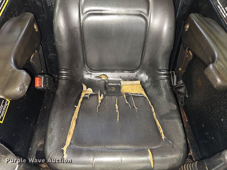 image for item LB9555 2007 John Deere 325  skid steer loader