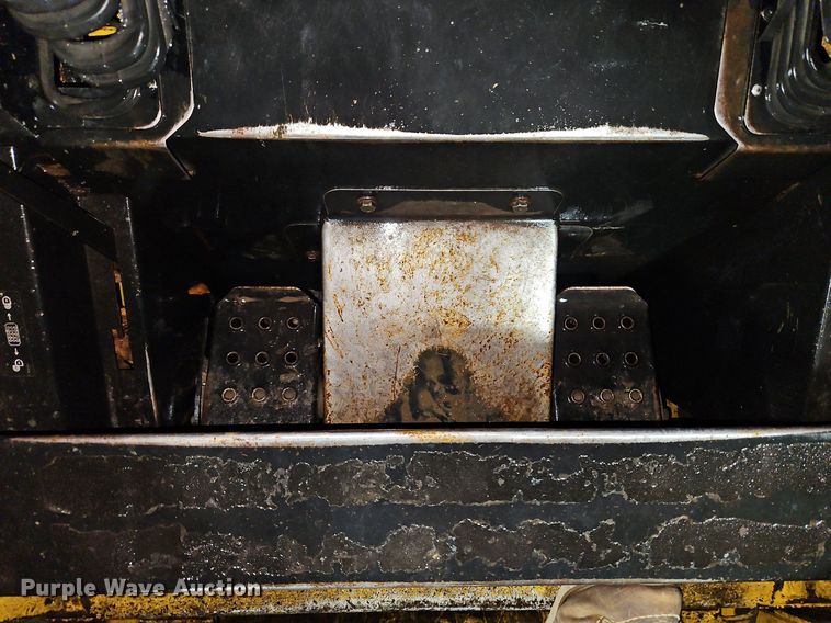 image for item LB9555 2007 John Deere 325  skid steer loader