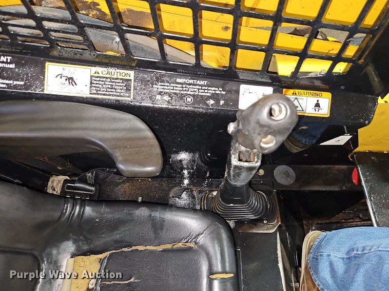 image for item LB9555 2007 John Deere 325  skid steer loader