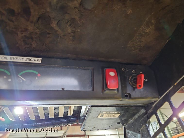 image for item LB9555 2007 John Deere 325  skid steer loader