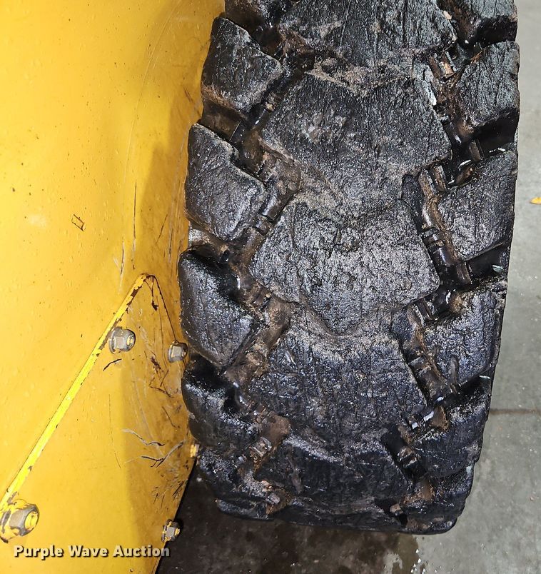 image for item LB9555 2007 John Deere 325  skid steer loader