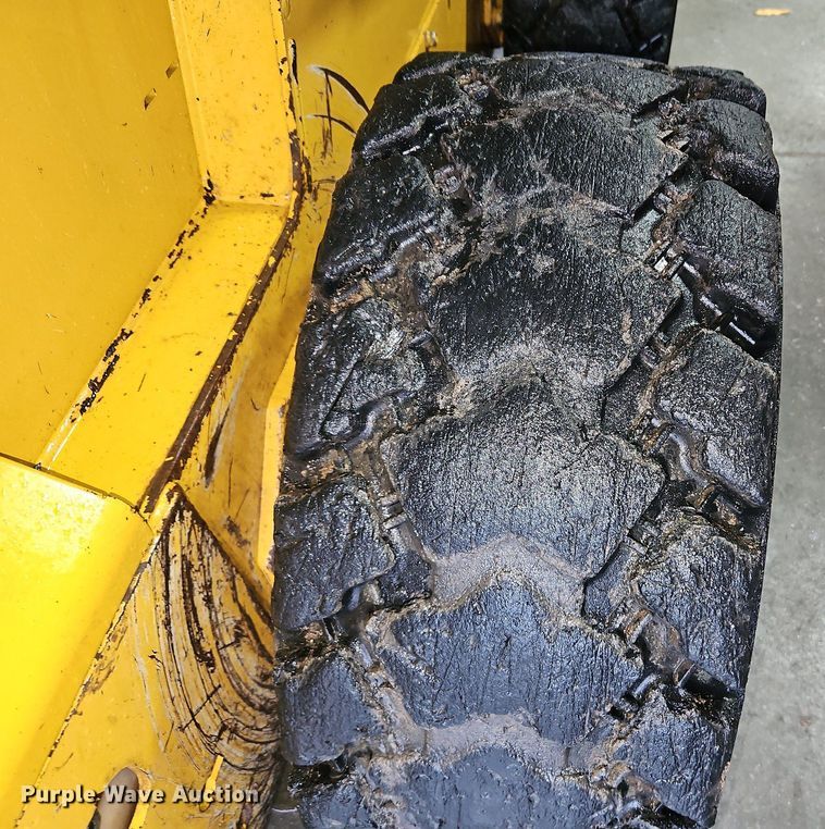 image for item LB9555 2007 John Deere 325  skid steer loader