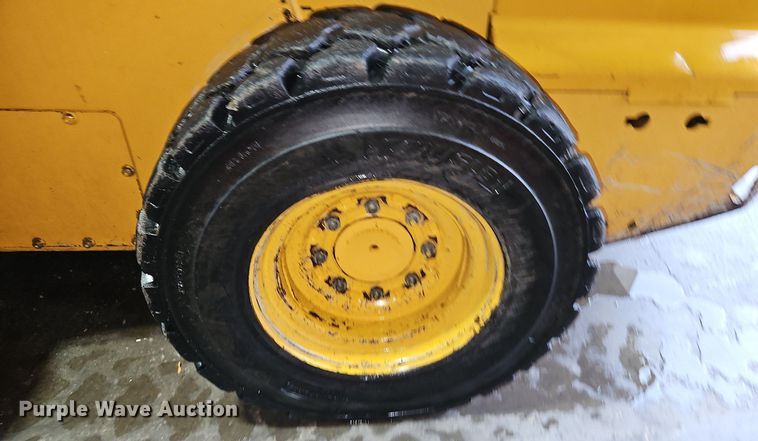 image for item LB9555 2007 John Deere 325  skid steer loader