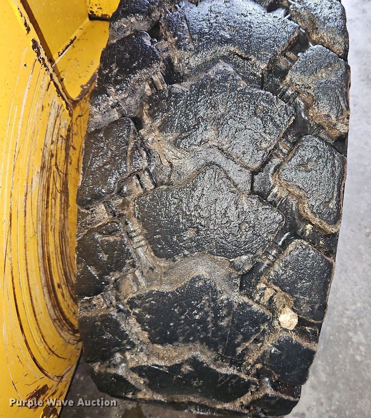 image for item LB9555 2007 John Deere 325  skid steer loader