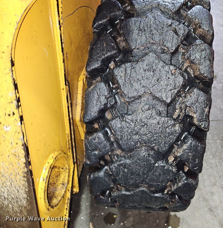 image for item LB9555 2007 John Deere 325  skid steer loader