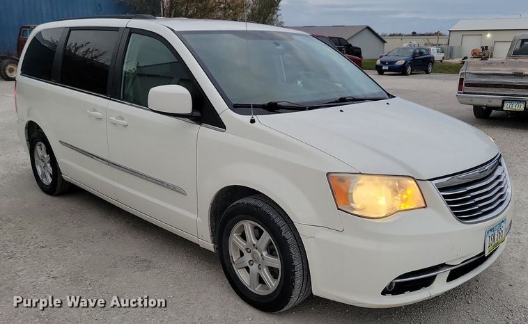 image for item LO9941 2011 Chrysler Town and Country  van