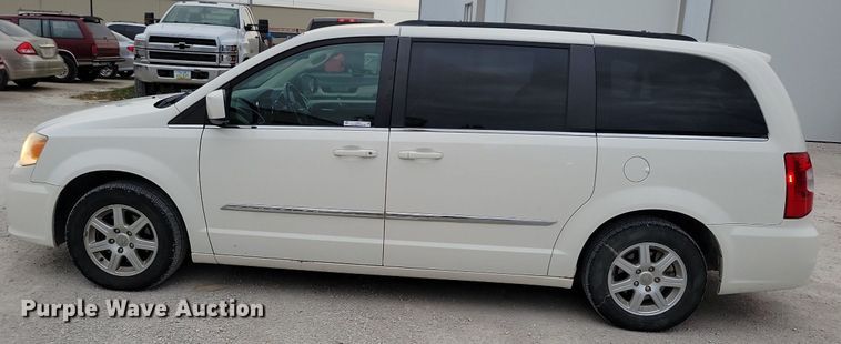 image for item LO9941 2011 Chrysler Town and Country  van