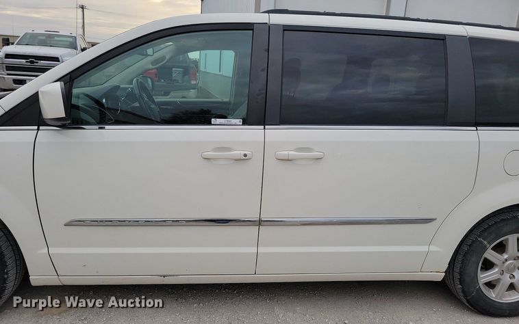 image for item LO9941 2011 Chrysler Town and Country  van