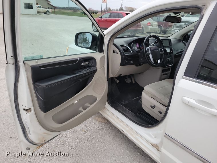 image for item LO9941 2011 Chrysler Town and Country  van