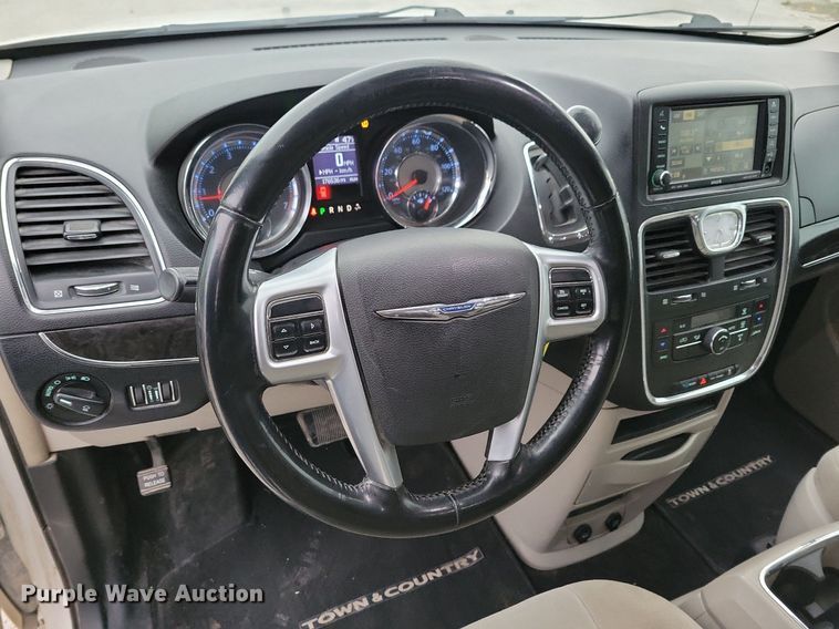 image for item LO9941 2011 Chrysler Town and Country  van