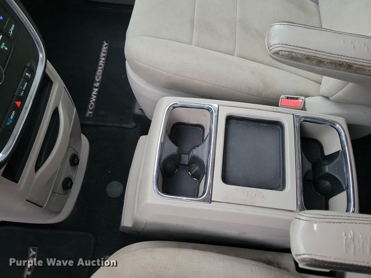 image for item LO9941 2011 Chrysler Town and Country  van