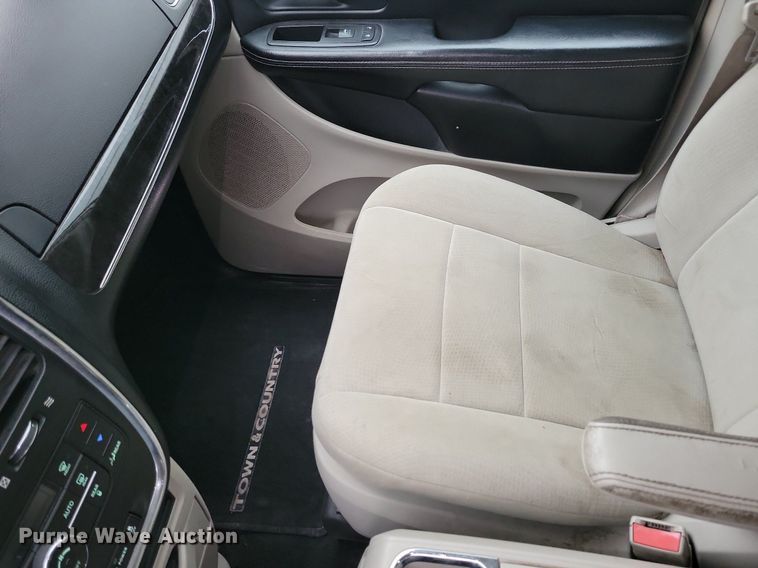 image for item LO9941 2011 Chrysler Town and Country  van