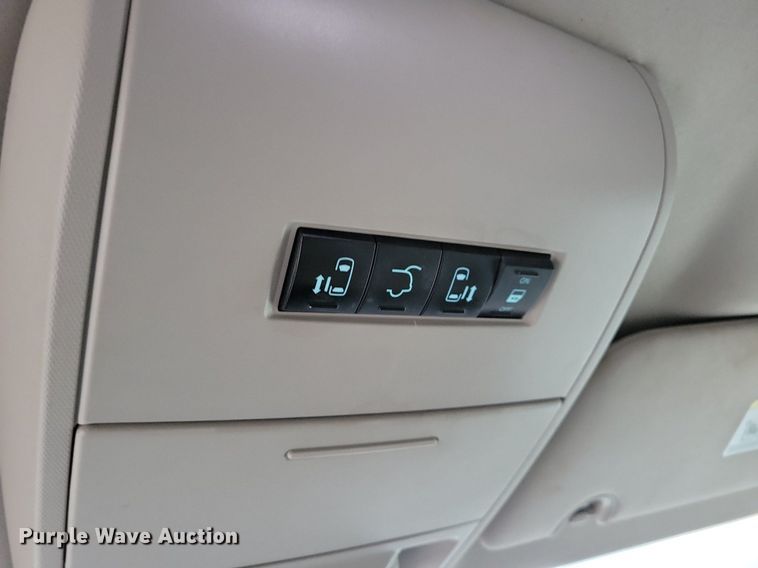 image for item LO9941 2011 Chrysler Town and Country  van