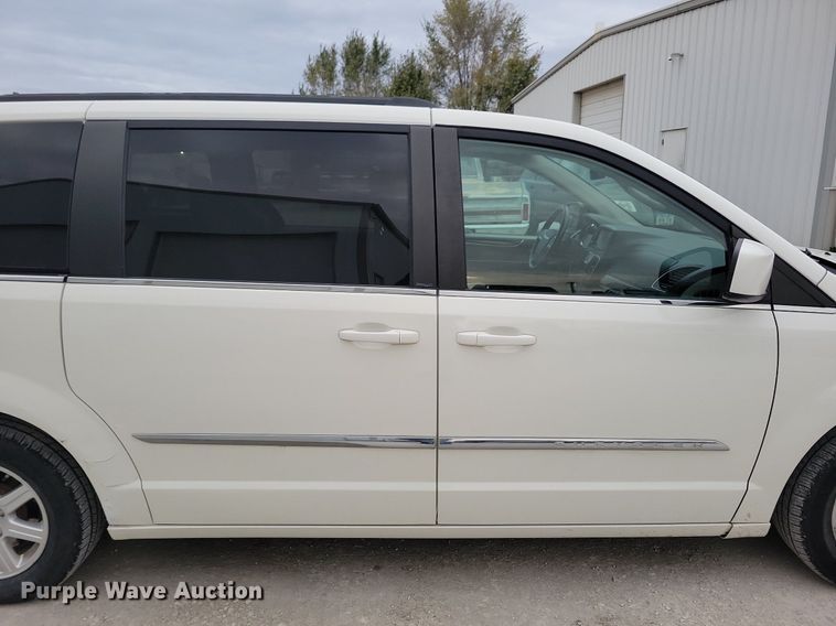 image for item LO9941 2011 Chrysler Town and Country  van