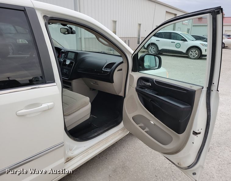 image for item LO9941 2011 Chrysler Town and Country  van