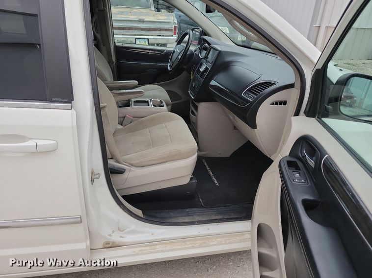 image for item LO9941 2011 Chrysler Town and Country  van